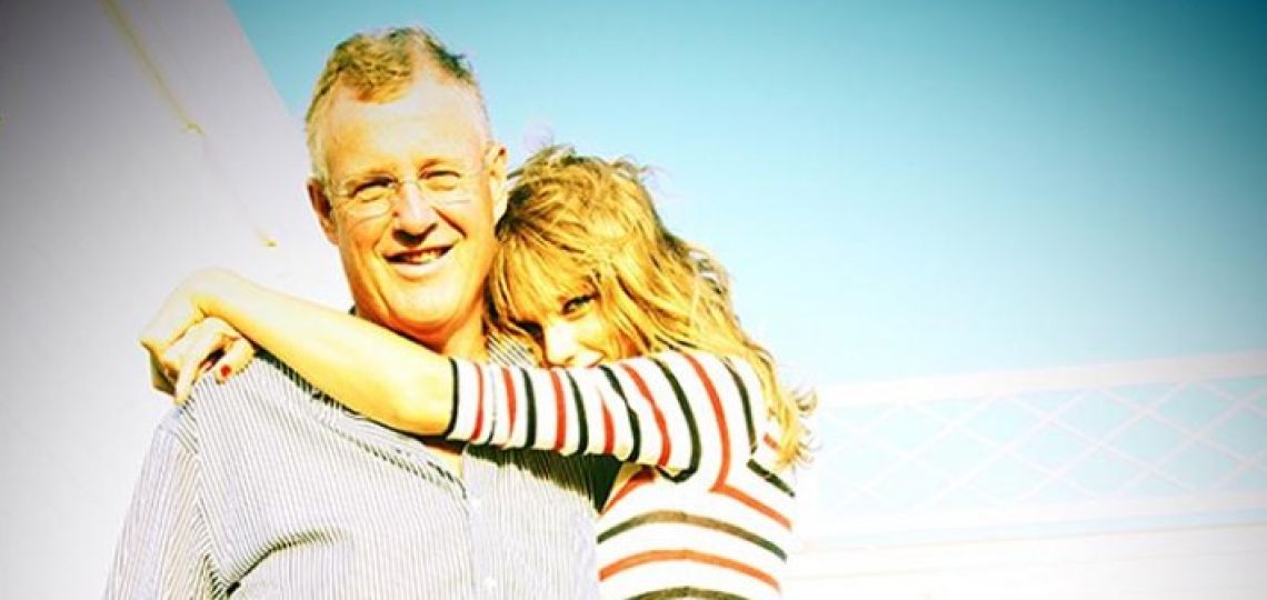 Taylor Swift agradece a su padre decorar la guitarra con cristales y le rinde homenaje