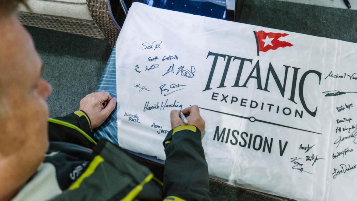 Un tripulante del submarino perdido examine contra las malas condiciones climáticas