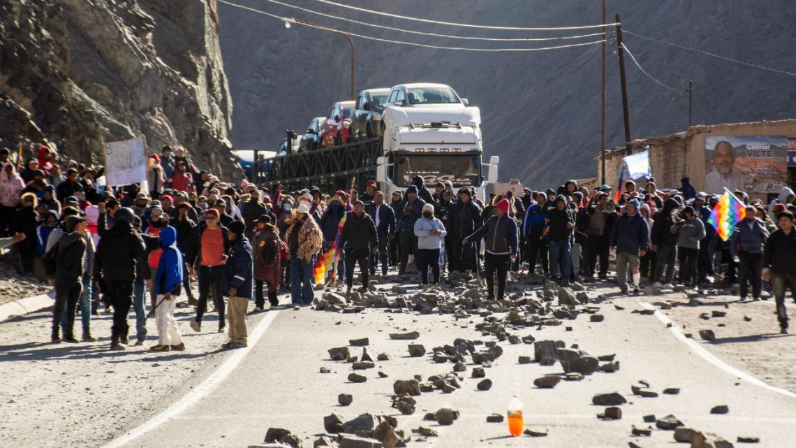 Despite violent clashes at demonstrations in Purmamarca, roadblocks and protests are continuing in Jujuy.
