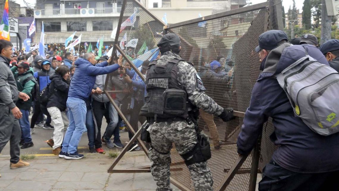 FOTOS Jujuy en llamas: manifestantes prenden fuego a la legislatura