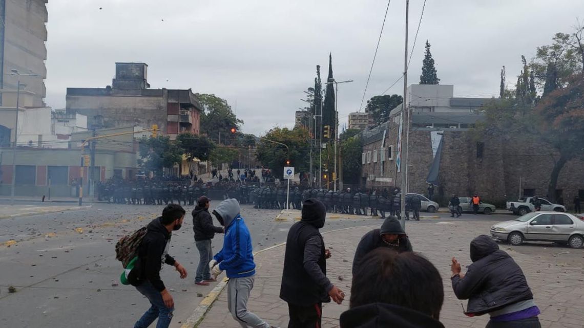 Protesters clash with police in Jujuy.