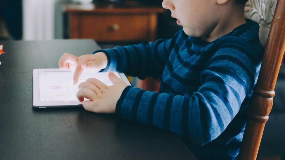 Las pantallas digitales son la principal distracción de los niños.   