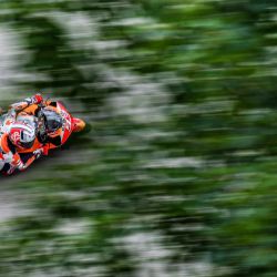 El piloto español del equipo Repsol Honda, Marc Márquez, dirige su moto durante los segundos entrenamientos libres del Gran Premio de Alemania de motociclismo de MotoGP en el circuito de carreras de Sachsenring en Hohenstein-Ernstthal, cerca de Chemnitz, este de Alemania. | Foto:Ronny Hartmann / AFP