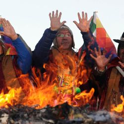 El presidente boliviano Luis Arce y el vicepresidente David Choquehuanca participan en la celebración del solsticio de invierno y el Año Nuevo de los pueblos indígenas andinos, en el sitio arqueológico de Tiwanaku, a unos 70 km de La Paz. | Foto:JORGE BERNAL / AFP