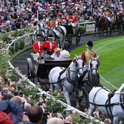 El rey Carlos III de Gran Bretaña y la reina Camilla llegan en un coche de caballos para asistir al segundo día de la reunión de carreras de caballos Royal Ascot, en Ascot, al oeste de Londres. | Foto:JUSTIN TALLIS / AFP