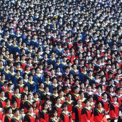 Graduados de la Universidad de Wuhan asisten a la ceremonia de graduación en Wuhan, en la provincia central china de Hubei. | Foto:AFP