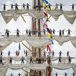 Marineros de pie sobre las velas del Cuauhtemoc mientras el barco sale de Rouen, noroeste de Francia, durante el Gran desfile al final del evento Armada 2023. | Foto:LOU BENOIST / AFP