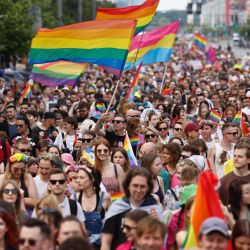 Participantes del desfile de la Igualdad ondean banderas con los colores del arco iris mientras celebran en las calles de Varsovia, Polonia. | Foto:Wojtek Radwanski / AFP