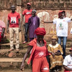Simpatizantes del partido de la oposición, All peoples Congress (APC), cantan y bailan mientras se reúnen para su mitin final de campaña en Freetown, Sierra Leona. | Foto:JOHN WESSELS / AFP