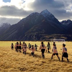 Esta fotografía tomada por Brett Phibbs y publicada por Tourism New Zealand muestra cómo Tourism New Zealand celebra el mes que falta para la Copa Mundial Femenina de la FIFA 2023™ instalando un campo de fútbol de tamaño natural en Aoraki Mount Cook. El campo acogió un partido de exhibición entre chicas locales, así como una sesión de entrenamiento con las Football Ferns Katie Bowen y Emma Rolston, apodado el Juego Bonito, disputado en uno de los lugares más bellos del planeta: Nueva Zelanda. | Foto:Brett Phibbs / TURISMO NUEVA ZELANDA / AFP