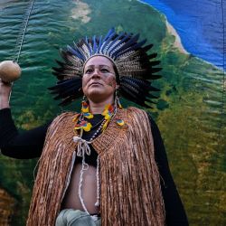 Una mujer indígena participa en una manifestación contra la llamada tesis jurídica Marco Temporal, una propuesta que podría poner en peligro la protección de las tierras ancestrales indígenas, en Sao Paulo, Brasil. | Foto:NELSON ALMEIDA / AFP