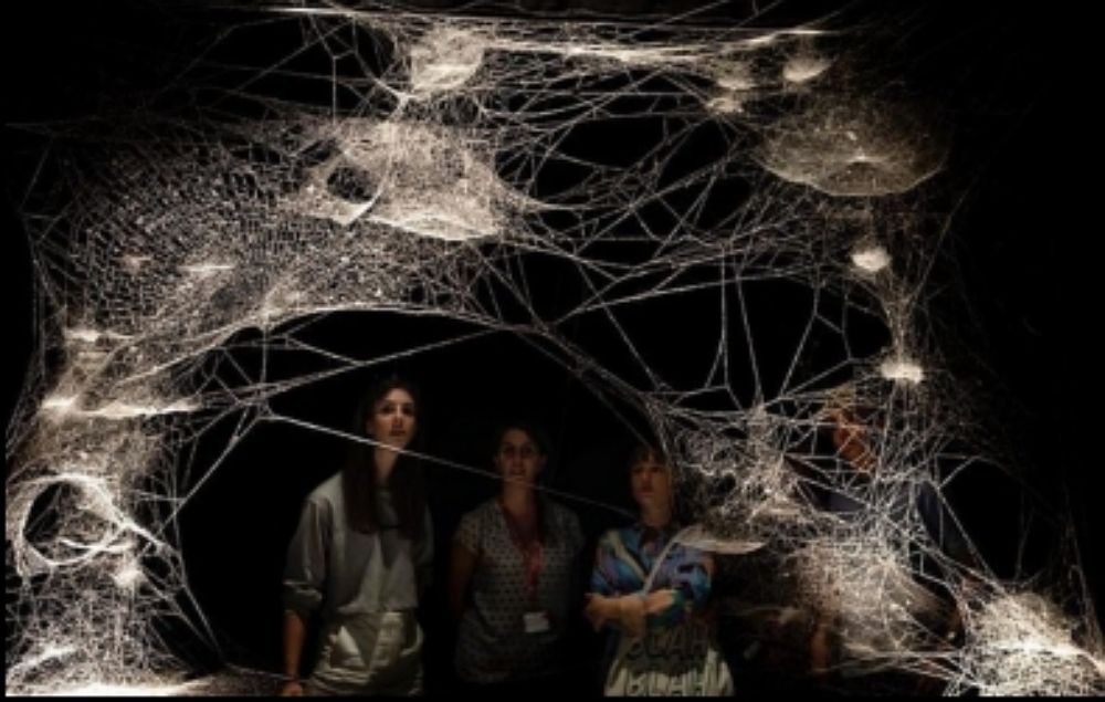 Visitantes a "Web(s) of Life", la expo que Tomás Saraceno inauguró en Londres este 1º de junio.