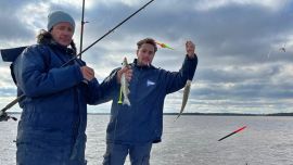 La medida mínima es de 25 centímetros en el concurso, con un máximo de tres pescadores por embarcación.