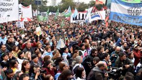 Marcha de gremios y organizaciones sociales a la casa de Jujuy