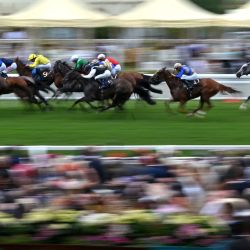 Corredores y jinetes compiten en el Kensington Palace Fillies' Handicap, ganado por el jockey Colin Kean montando a Villanova Queen, en el segundo día de la reunión de carreras de caballos Royal Ascot, en Ascot, al oeste de Londres. | Foto:JUSTIN TALLIS / AFP