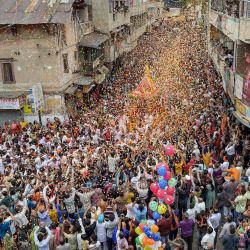 Devotos hindúes participan en la Ratha Yatra (procesión religiosa) anual del Señor Jagannath en Ahmedabad, India. | Foto:SAM PANTHAKY / AFP