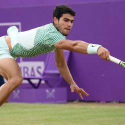 El español Carlos Alcaraz devuelve contra el checo Jiri Lehecka durante el partido de tenis individual masculino de octavos de final en el Cinch ATP tennis Championships en el Queen's Club en el oeste de Londres. | Foto:DANIEL LEAL / AFP