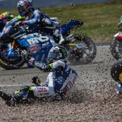 El piloto sudafricano Darryn Binder se estrella contra la grava durante la prueba de Moto2 en el circuito de carreras de Sachsenring en Hohenstein-Ernstthal, cerca de Chemnitz, al este de Alemania. | Foto:Ronny Hartmann / AFP
