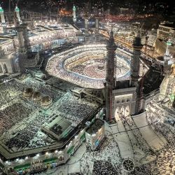 En esta vista elevada desde un hotel con vistas a la Gran Mezquita, fieles y peregrinos musulmanes se reúnen alrededor de la Kaaba, el santuario más sagrado del Islam, en la ciudad santa de La Meca, a su llegada para la peregrinación anual del Hajj. | Foto:RANIA SANJAR / AFP