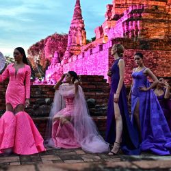 Esta fotografía muestra a las concursantes del concurso de belleza transgénero Miss International Queen 2023 durante un desfile de moda en el complejo del templo de Wat Phra Ram, en la antigua capital de Ayutthaya, declarada Patrimonio de la Humanidad por la UNESCO y situada al norte de Bangkok. | Foto:MANAN VATSYAYANA / AFP