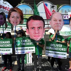 Manifestantes levantan pancartas con los rostros de los líderes mundiales durante una protesta frente a la Embajada de Francia en Manila, para pedir a los gobiernos de los países participantes en la Cumbre de París para un Nuevo Pacto Financiero Mundial, que reconozcan su responsabilidad de proporcionar "reparaciones que incluyan una financiación adecuada e incondicional que no genere deuda para salvar a las personas y al planeta". | Foto:JAM STA ROSA / AFP