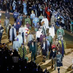 Modelos presentan creaciones para el desfile de Louis Vuitton Menswear Primavera-Verano 2024 como parte de la Semana de la Moda de París en el Pont Neuf, centro de París. | Foto:Ludovic Marin / AFP