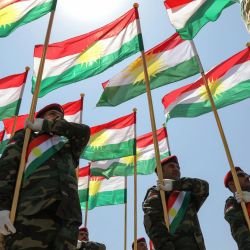 Oficiales Peshmerga iraquíes-kurdos participan en una ceremonia de graduación en Arbil, capital de la región autónoma kurda del norte de Irak. | Foto:Safin Hamid / AFP