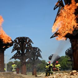Reclutas de bomberos completan su formación en el centro de formación del departamento de Bouches-du-Rhone en Velaux, sur de Francia. | Foto:Nicolas Tucat / AFP