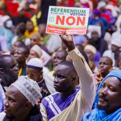 Un hombre sostiene un cartel en el que se lee "vota no en el referéndum" durante una marcha contra la nueva constitución organizada por la Asociación de Imanes, en Bamako. Miles de personas se reunieron en una marcha contra el cambio de la Constitución antes de la votación del referéndum de Malí. | Foto:STRINGER / AFP
