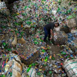 Un trabajador clasifica botellas de plástico en la mayor planta de reciclaje de plásticos de Sri Lanka, Eco Spindles, en Horana. Eco Spindles Private Limited procesa 250 toneladas de botellas de plástico usadas al mes y produce hilo de nailon para la exportación y cerdas para la industria de fabricación de cepillos. | Foto:ISHARA S. KODIKARA / AFP