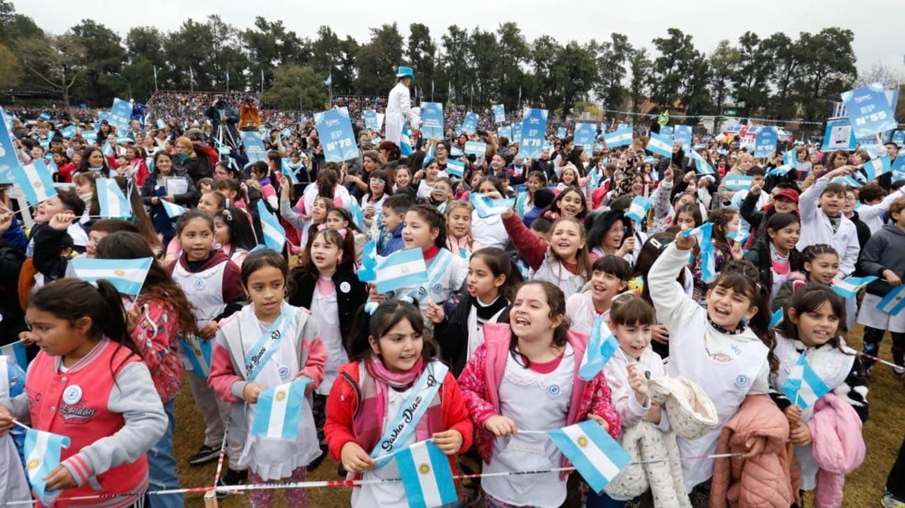 El tradicional acto de promesa de lealtad a la Bandera es el décimo consecutivo organizado bajo este formato masivo, que además de los alumnos y alumnas de cuarto grado, sus docentes y sus familias permite la asistencia de los vecinos y vecinas del distrito.