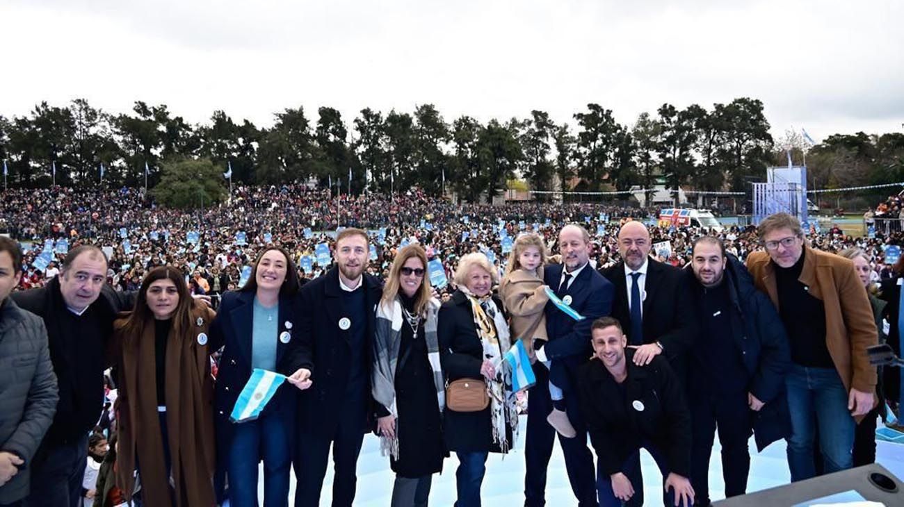 El tradicional acto de promesa de lealtad a la Bandera es el décimo consecutivo organizado bajo este formato masivo, que además de los alumnos y alumnas de cuarto grado, sus docentes y sus familias permite la asistencia de los vecinos y vecinas del distrito.