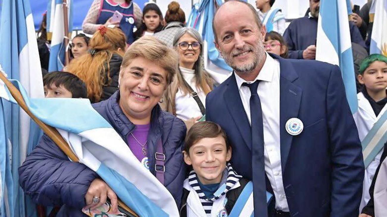 El tradicional acto de promesa de lealtad a la Bandera es el décimo consecutivo organizado bajo este formato masivo, que además de los alumnos y alumnas de cuarto grado, sus docentes y sus familias permite la asistencia de los vecinos y vecinas del distrito.