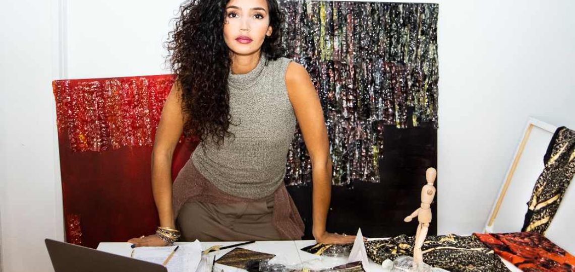 Amel Batita: conocé a la diseñadora francesa que crea pañuelos con la técnica Artcycling