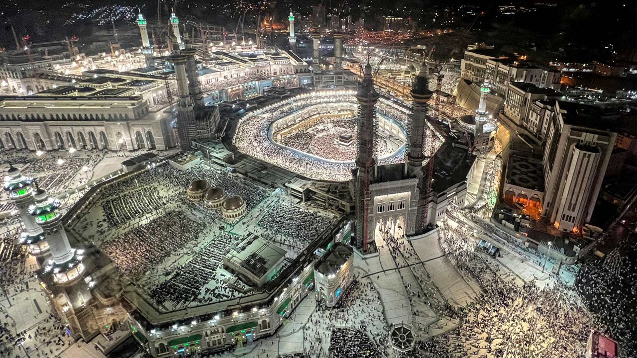 En esta vista elevada desde un hotel con vistas a la Gran Mezquita, fieles y peregrinos musulmanes se reúnen alrededor de la Kaaba, el santuario más sagrado del Islam, en la ciudad santa de La Meca, a su llegada para la peregrinación anual del Hajj. | Foto:RANIA SANJAR / AFP