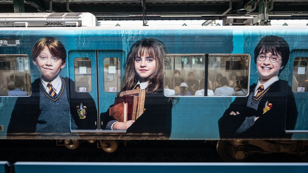 Un tren adornado con personajes de Harry Potter en la estación de Nerima, cerca del parque temático "Warner Bros. Studio Tour Tokyo - The Making of Harry Potter", en Tokio, Japón. | Foto:YUICHI YAMAZAKI / AFP
