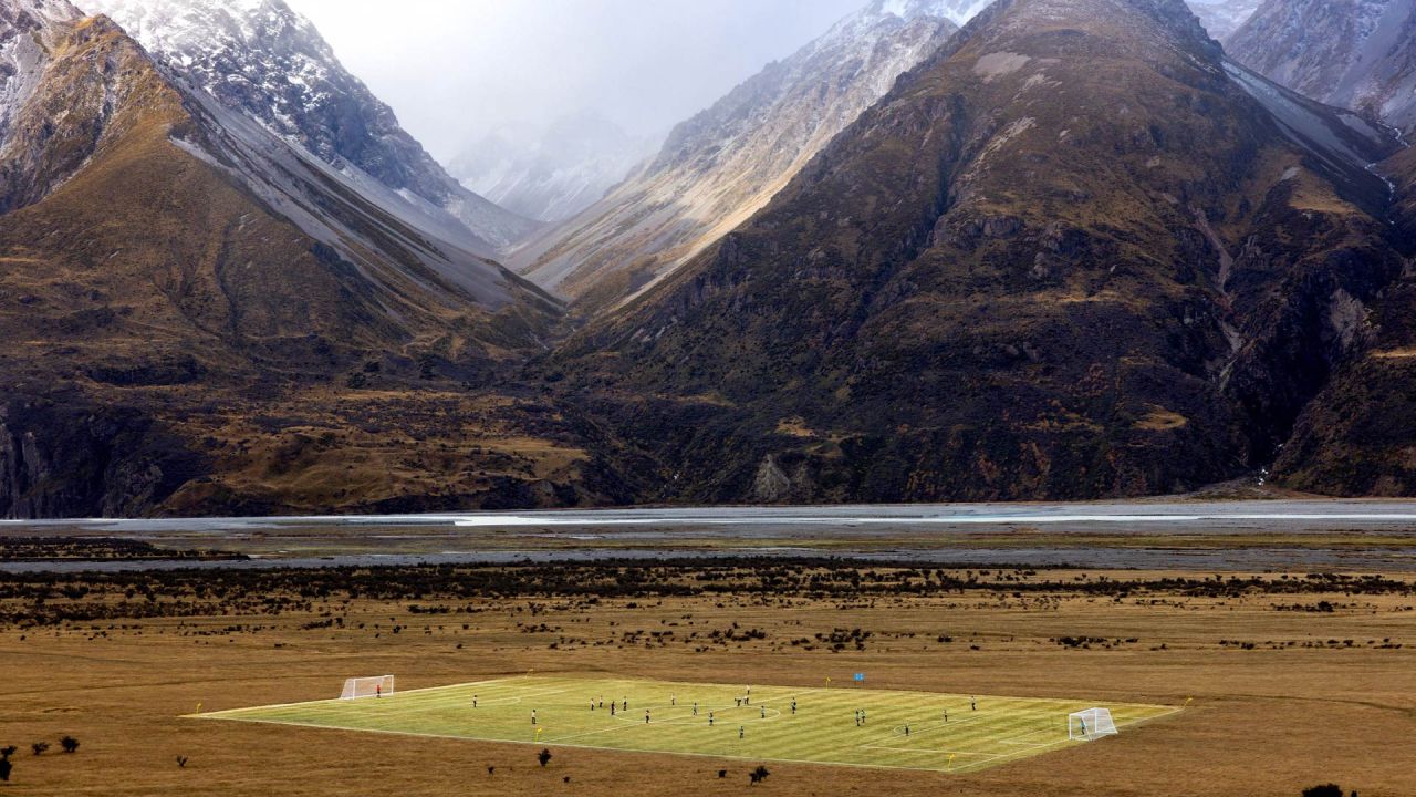 Esta fotografía tomada y difundida por Turismo de Nueva Zelanda muestra una vista general de un campo de fútbol recién creado en el valle del Aoraki/Mount Cook, la montaña más alta de Nueva Zelanda. | Foto:Brett PHIBBS / TURISMO NUEVA ZELANDA / AFP