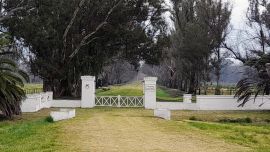 Llena de historias, la laguna se advierte recorriendo la Ruta Provincial 41, en dirección a Monte.