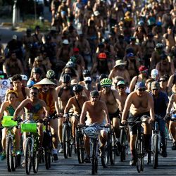Ciclistas participan en el Paseo Mundial en Bicicleta Desnuda en Guadalajara, estado de Jalisco, México. El movimiento busca visibilizar la fragilidad de los ciclistas, concientizar sobre el uso indiscriminado del automóvil, la dependencia del petróleo y fomentar el uso de medios alternativos de transporte. | Foto:ULISES RUIZ / AFP