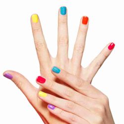 Mismatched nails: por qué llevar una uña de cada color es tendencia