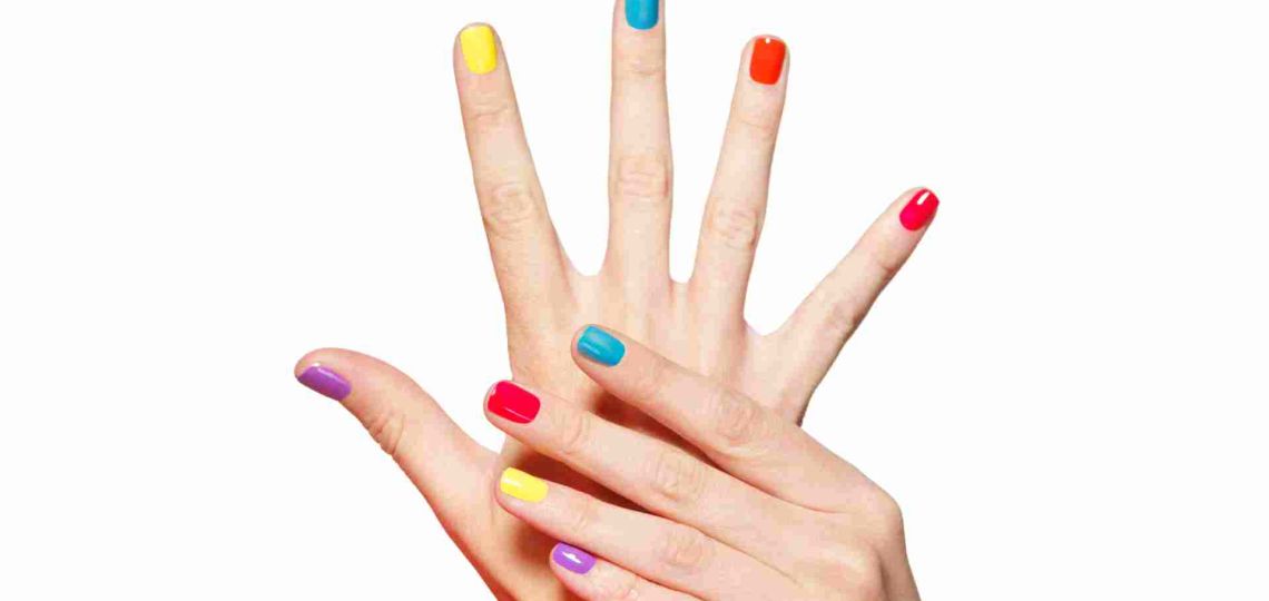 Mismatched nails: por qué llevar una uña de cada color es tendencia