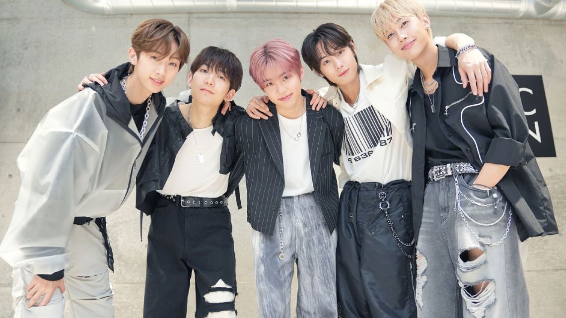 El nuevo grupo de K-pop Hi-Fi Un!corn debutó con el video de “Over The