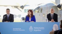 Cristina Kirchner presenta uno de los aviones de los "vuelos de la muerte" en el primer acto de campaña con Sergio Massa