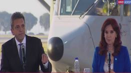 Cristina Kirchner presenta uno de los aviones de los "vuelos de la muerte" en el primer acto de campaña con Sergio Massa