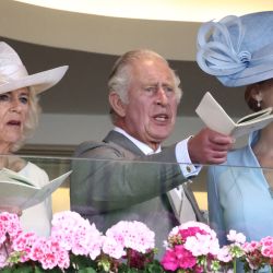 El rey Carlos III de Gran Bretaña, la reina Camilla de Gran Bretaña y Lady Gabriella Kingston ven la primera carrera desde el palco real en el último día de la reunión de carreras de caballos Royal Ascot en Ascot, al oeste de Londres. | Foto:HENRY NICHOLLS / AFP