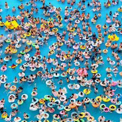 Esta foto aérea muestra a personas refrescándose en un parque acuático en Nanjing, en la provincia oriental china de Jiangsu. | Foto:AFP