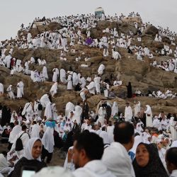Peregrinos musulmanes abarrotan el monte Arafat de Arabia Saudí, también conocido como Jabal al-Rahma o monte de la Misericordia, durante el momento culminante de la peregrinación del Hajj. | Foto:Sajjad Hussain / AFP