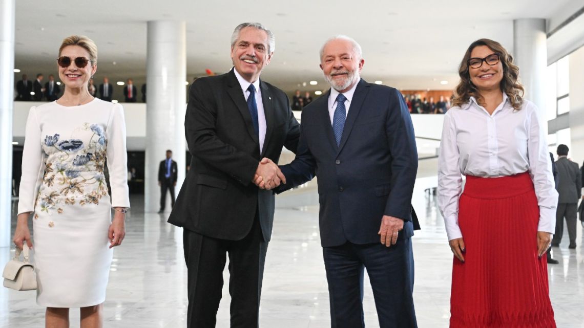 Brazil President Luiz Inácio Lula da Silva and First Lady Rosángela 'Janja' Da Silva welcome President Alberto Fernández and First Lady Fabiola Yáñez to Brasília.