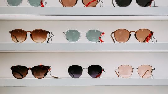 Guía de estilo: lentes de sol ideales para mujeres con cara redonda