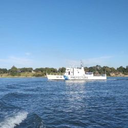 El guardacostas Río de la Plata es un barco habitualmente destinado a navegar río arriba del Paraná, cerca de Puerto Iguazú en la provincia de Misiones. (Foto Radio Sudámericana) 